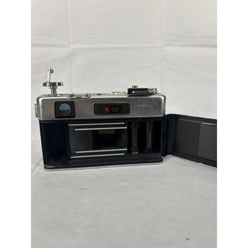 Yashica Electro 35 GSN Rangefinder Film Camera 45mm f/1.7 Lens Silver Black‎